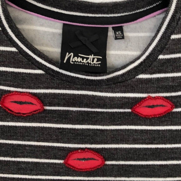 NANETTE LEPORE Grey Striped Kisses Lips Beaded Xs - Picture 2 of 5